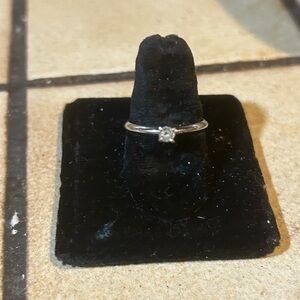 Elegant white gold Ring with Diamond Accent